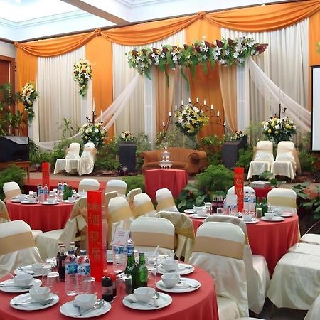 Makassar Golden Hotel Exterior foto