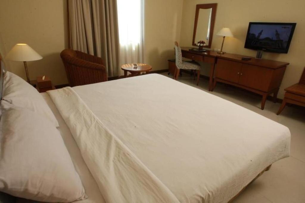 Makassar Golden Hotel Exterior foto