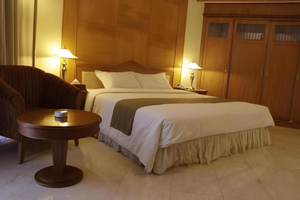Makassar Golden Hotel Exterior foto